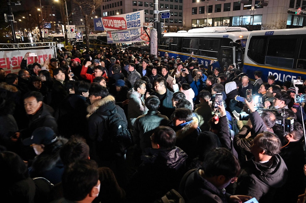 En stor folkmasssa har samlats utanför parlamentet i Seoul i Sydkorea där krigslagar införts. 