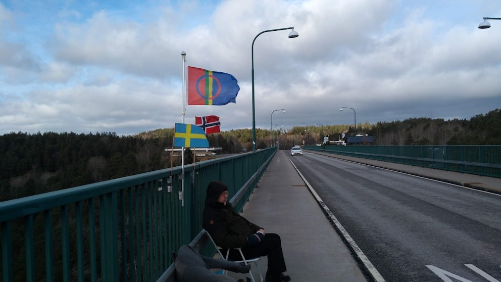 Tvillingbröderna Pontus och Ola Berglund firar nationaldagen på Svinesundsbron.