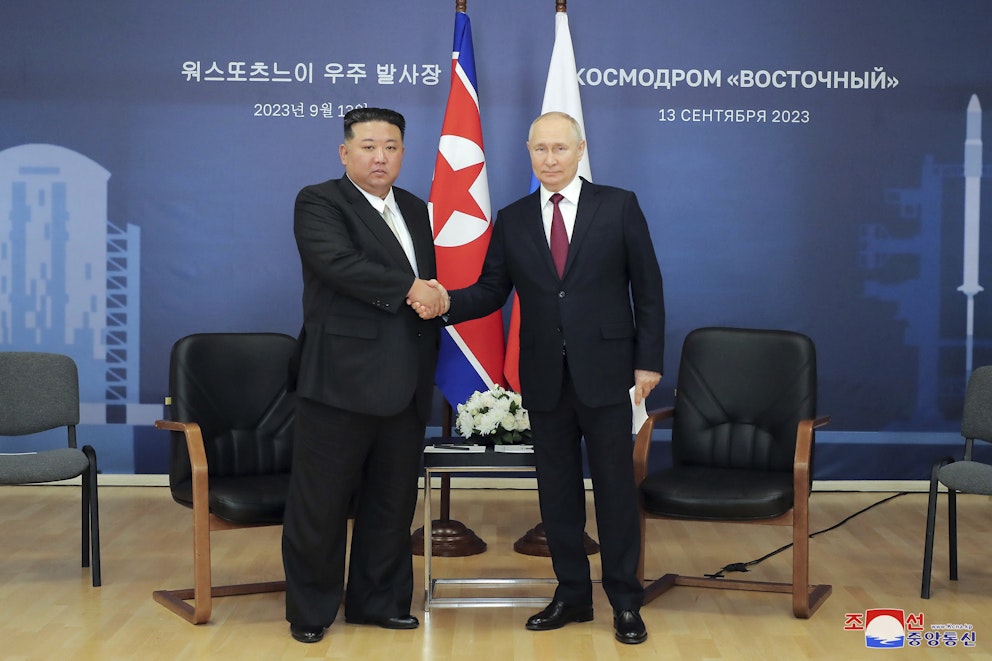 Putin och Jong-Un skakar hand under statsbesöket i Ryssland.