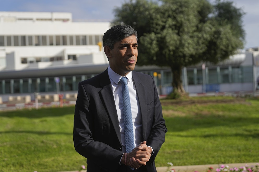 Storbritanniens premiärminister Rishi Sunak vid flygplatsen i Tel Aviv. 