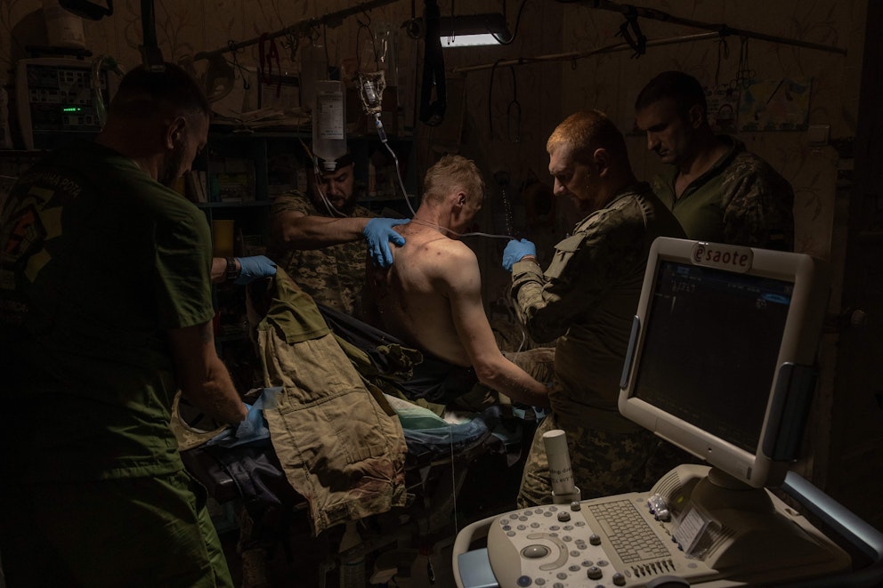 En skadad ukrainsk soldat får vård av läkare. 