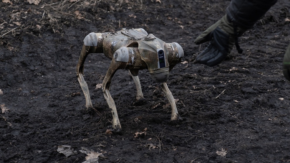 Bilden visar en markdrönare som används vid fronten i Charkiv Ukraina. Drönaren ser ut som en slags robothund. 