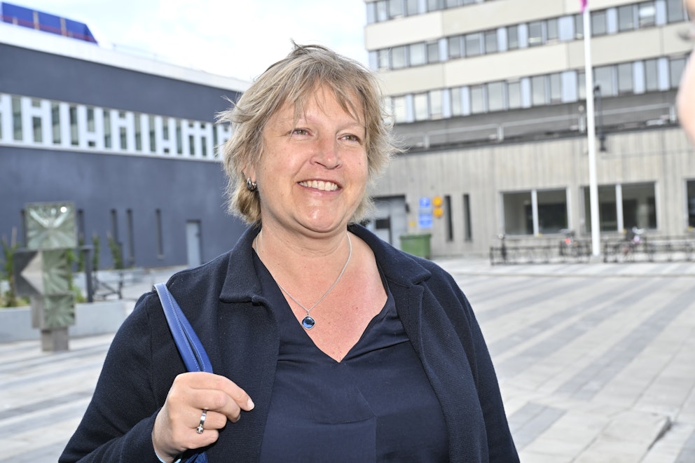 Karin Karlsbro (L) utanför SVT. Foto: Jonas Ekströmer/TT