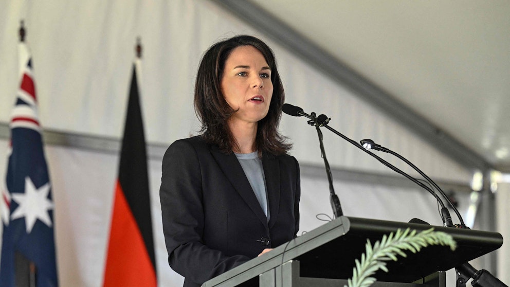 Tysklands utrikesminister Annalena Baerbock talar på en pressträff i Australien.