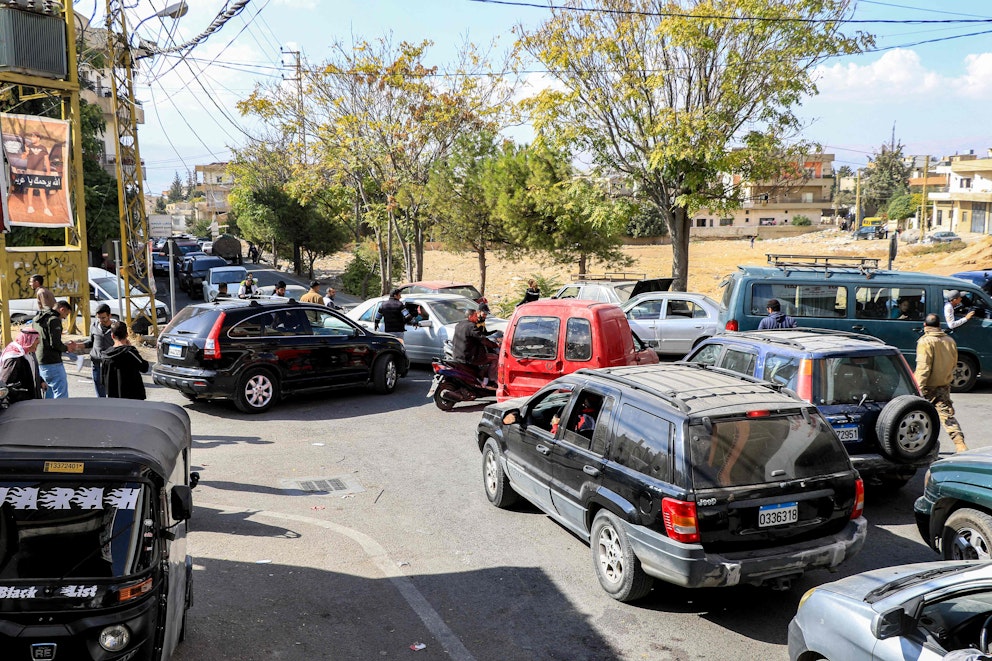 Fordon samlas längs en väg när invånarna i Libanons östra stad Baalbek evakuerar efter ett uttalande från den israeliska arméns talesman som varnade invånarna för inkommande attacker. Foto: Nidal Solh/AFP 