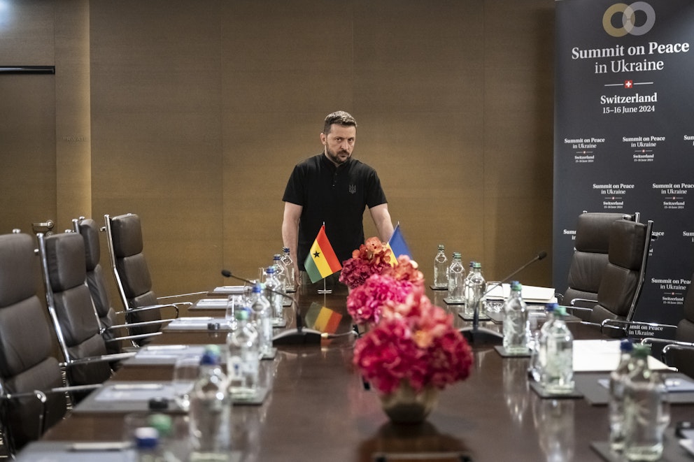 Ukrainas president Volodomyr Zelenskyj blickar ut över ett konferensbord under fredskonferensen som genomfördes i Schweiz i juni.