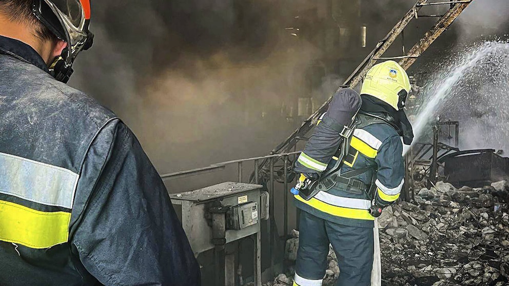 Räddningstjänsten släcker branden efter den ryska attacken mot värmekraftverket nära Kiev. Foto: Ukrainska räddningstjänsten