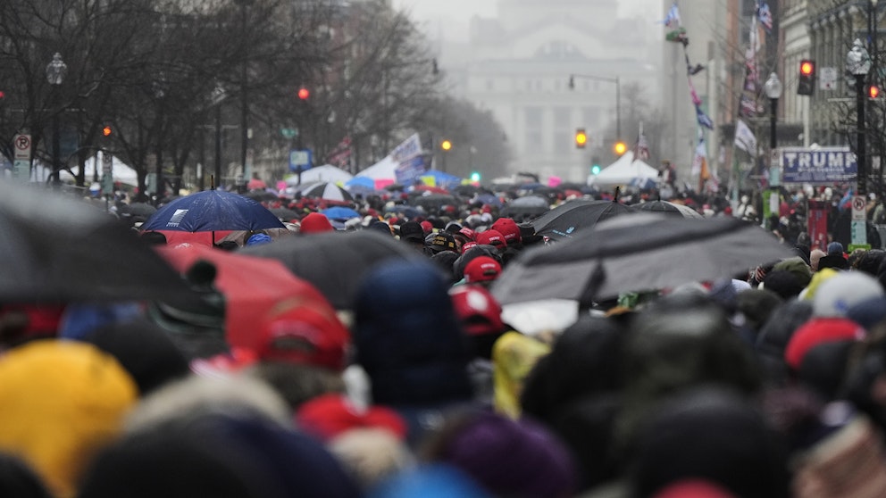 Tusentals samlade utanför Capital One Arena i Washington DC. Foto: Mike Stewart/AP/TT